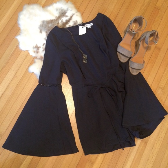 NWT Navy Bell Sleeved Romper - Picture 2 of 6